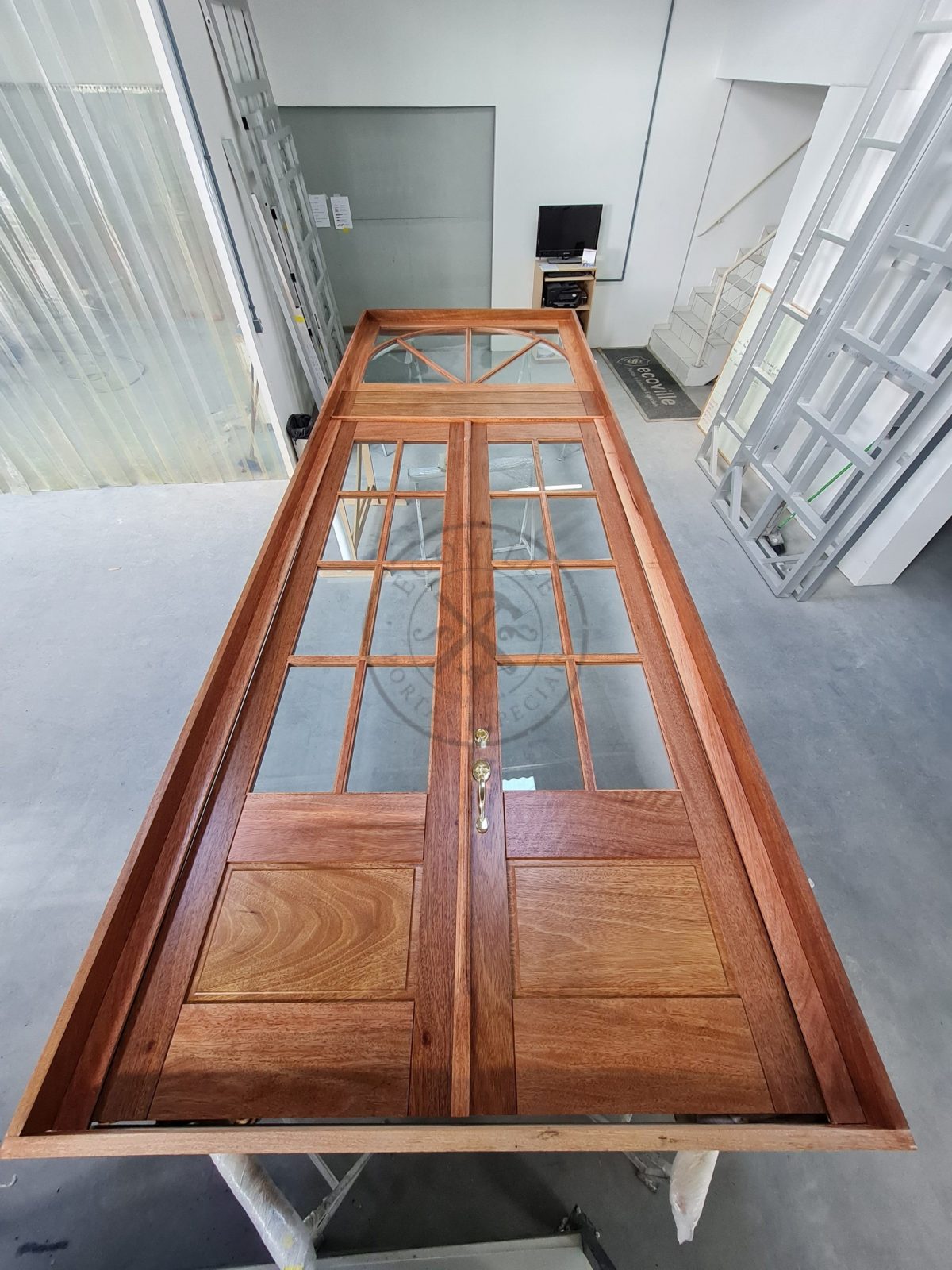 1-6-scaled-1 Porta com sistema de abertura dupla com bandeira superior - Imagem 1