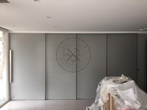 Porta com sistema de correr embutido sobrepostas cor cinza acetinado - Imagem 2