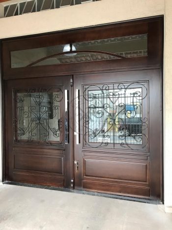 Porta com sistema de abertura dupla maciça com grade de ferro e vidro - Imagem 2