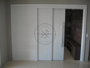 Porta com sistema de correr embutido com três folhas sobrepostas, pintura de laca P.U branco acetinado (Sayerlack) - Imagem 4