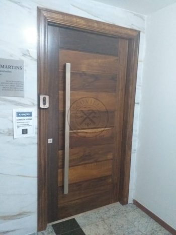 Porta pivotante em madeira maciça com pintura em verniz - Imagem 6