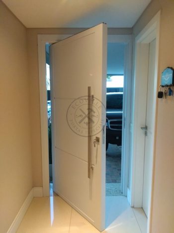 Porta pivotante em ACM branco neve com frisos horizontais e dupla vedação - Imagem 7