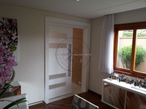 Porta de correr com visores de vidro jateado - Imagem 10