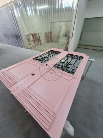 Porta com sistema de abertura dupla com grades de ferro, pintura laca rosa acetinada - Imagem 7