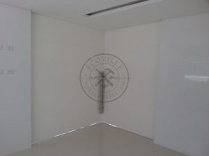 Porta com sistema de correr embutido na laje, medida especial e fechamento central - Imagem 8