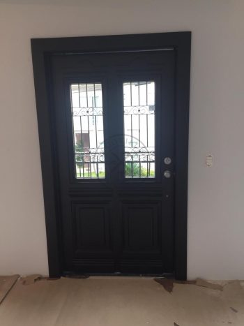 Porta pivotante com revestimento em MDF com grades, molduras e pintura laca preto acetinado - Imagem 10