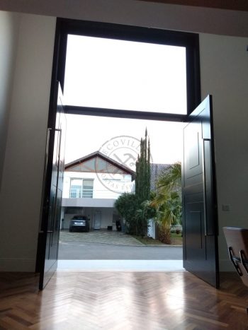 Porta pivotante em ACM preto carbono com almofadas e sistema de abertura dupla com bandeira superior de vidro temperado - Imagem 11