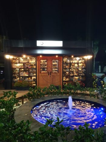 Porta com sistema de abertura dupla feita em madeira maciça com grades decorativas de ferro - Imagem 12