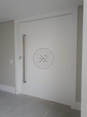 Porta pivotante com revestimento em MDF e pintura laca branco acetinado - Imagem 10