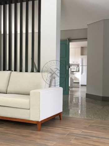 Porta de correr com trilho aparente e revestimento em MDF com pintura laca P.U verde acetinado - Imagem 4