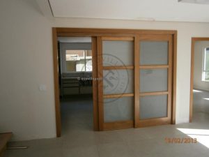 Porta com sistema de correr embutido com três folhas sobrepostas, vidro jateado 8 mm, pintura de verniz P.U acetinado (Sayerlack) - Imagem 3