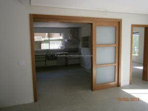 Porta com sistema de correr embutido com três folhas sobrepostas, vidro jateado 8 mm, pintura de verniz P.U acetinado (Sayerlack) - Imagem 4