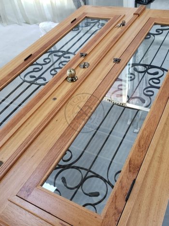 Porta com sistema de abertura dupla com grades de ferro - Imagem 3