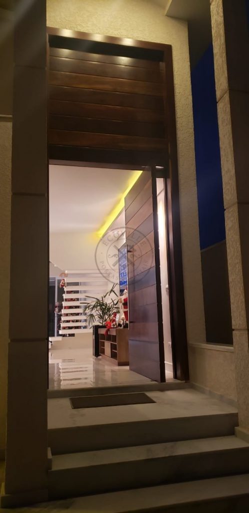 Porta pivotante de lambril de Imbuia com bandeira superior fixa seguindo o mesmo modelo da porta - Imagem 12