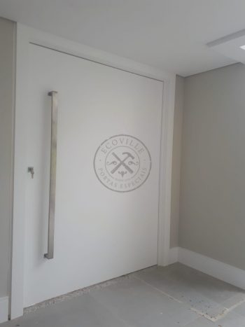 Porta pivotante com revestimento em MDF e pintura laca branco acetinado - Imagem 11