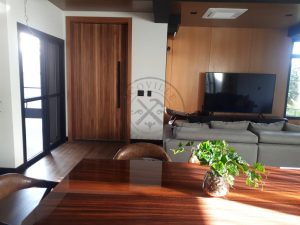 Porta pivotante ripado vertical alinhada com painel - Imagem 5