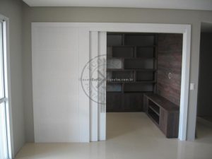 Porta com sistema de correr embutido com três folhas sobrepostas, pintura de laca P.U branco acetinado (Sayerlack) - Imagem 5