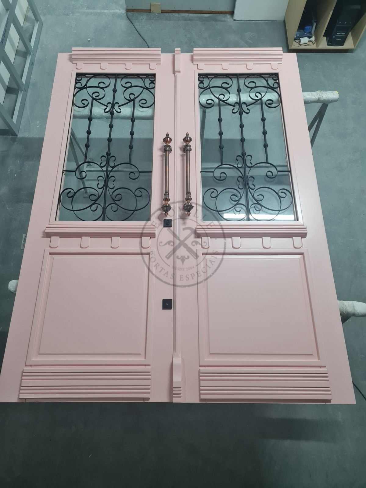 11-2-scaled-1 Porta com sistema de abertura dupla com grades de ferro, pintura laca rosa acetinada - Imagem 8