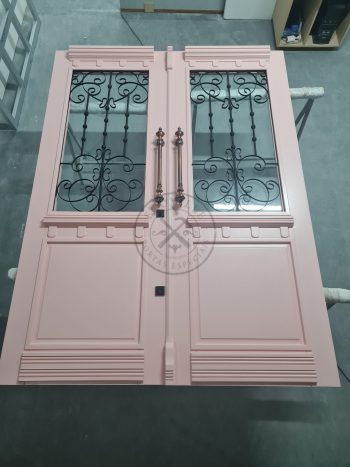 Porta com sistema de abertura dupla com grades de ferro, pintura laca rosa acetinada - Imagem 8