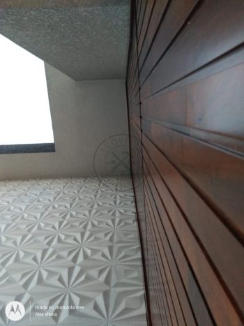 Porta pivotante de lambril maciço de Imbuia com bandeira superior, modelo ripado vertical - Imagem 7