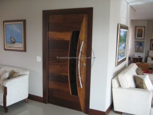 Porta pivotante reforçada com metalon de ferro, revestida com lambril de imbuia, visor de vidro fumê - Imagem 2