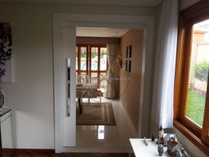 Porta de correr com visores de vidro jateado - Imagem 11