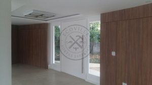 Porta pivotante com revestimento em MDF e pintura laca P.U branco acetinado - Imagem 9