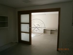 Porta com sistema de correr embutido com três folhas sobrepostas, vidro jateado 8 mm, pintura de verniz P.U acetinado (Sayerlack) - Imagem 5