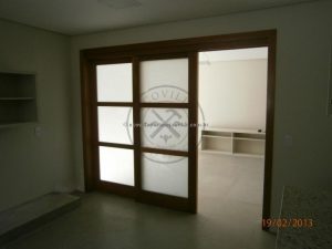 Porta com sistema de correr embutido com três folhas sobrepostas, vidro jateado 8 mm, pintura de verniz P.U acetinado (Sayerlack) - Imagem 6