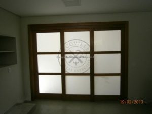 Porta com sistema de correr embutido com três folhas sobrepostas, vidro jateado 8 mm, pintura de verniz P.U acetinado (Sayerlack) - Imagem 7