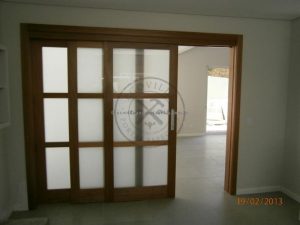 Porta com sistema de correr embutido com três folhas sobrepostas, vidro jateado 8 mm, pintura de verniz P.U acetinado (Sayerlack) - Imagem 8