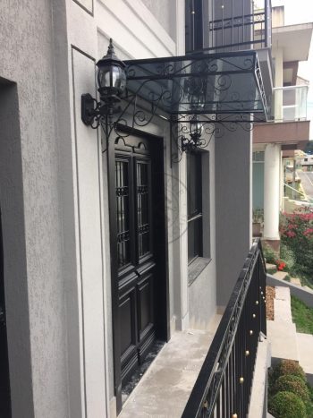 Porta pivotante com revestimento em MDF com grades, molduras e pintura laca preto acetinado - Imagem 11