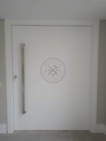 Porta pivotante com revestimento em MDF e pintura laca branco acetinado - Imagem 12