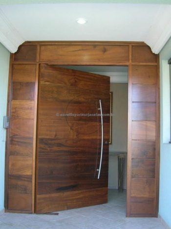 Porta pivotante com estrutura de ferro no interior, revestido com lambril de Imbuia - Imagem 4