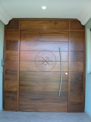 Porta pivotante com estrutura de ferro no interior, revestido com lambril de Imbuia - Imagem 5