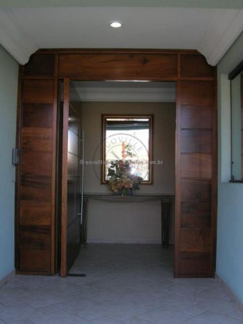 Porta pivotante com estrutura de ferro no interior, revestido com lambril de Imbuia - Imagem 3