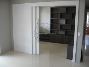 Porta com sistema de correr embutido com três folhas sobrepostas, pintura de laca P.U branco acetinado (Sayerlack) - Imagem 6