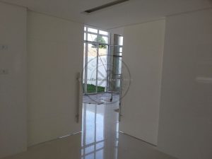 Porta com sistema de correr embutido na laje, medida especial e fechamento central - Imagem 9