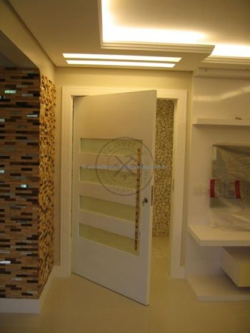 Porta pivotante com revestimento em MDF e pintura laca P.U branco acetinado - Imagem 5