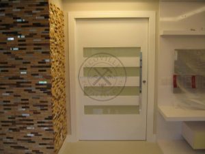 Porta pivotante com revestimento em MDF e pintura laca P.U branco acetinado - Imagem 2