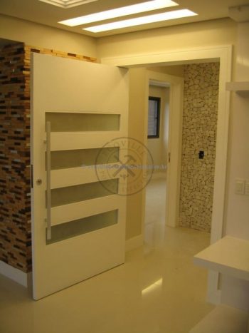 Porta pivotante com revestimento em MDF e pintura laca P.U branco acetinado - Imagem 6