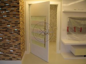 Porta pivotante com revestimento em MDF e pintura laca P.U branco acetinado - Imagem 3