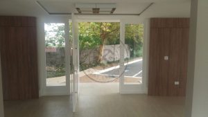 Porta pivotante com revestimento em MDF e pintura laca P.U branco acetinado - Imagem 11