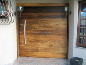 Porta pivotante com estrutura de ferro no interior, revestido com lambril de Imbuia - Imagem 2