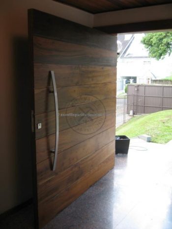 Porta pivotante com estrutura de ferro no interior, revestido com lambril de Imbuia - Imagem 5