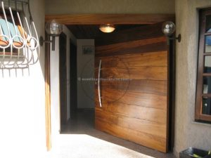 Porta pivotante com estrutura de ferro no interior, revestido com lambril de Imbuia - Imagem 3