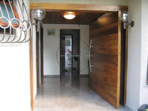 Porta pivotante com estrutura de ferro no interior, revestido com lambril de Imbuia - Imagem 4