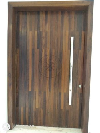 Porta pivotante de lambril maciço de Imbuia com bandeira superior, modelo ripado vertical - Imagem 8