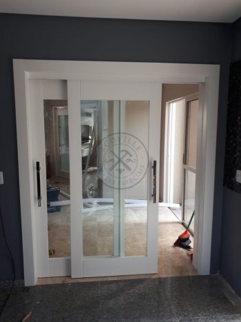 Porta com sistema de correr embutido com vidro panorâmico incolor - Imagem 3