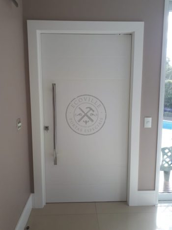 Porta pivotante com revestimento em MDF, frisos horizontais e pintura laca branco acetinado - Imagem 2